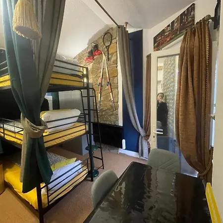 Dans La Maison Donasete *