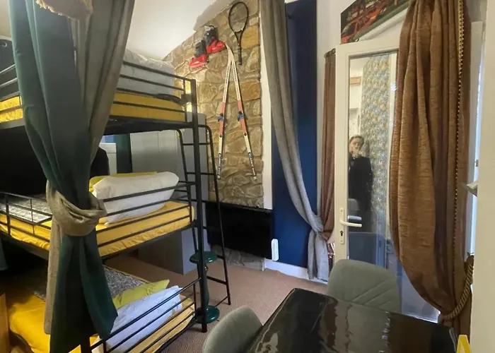 Dans La Maison Donasete *